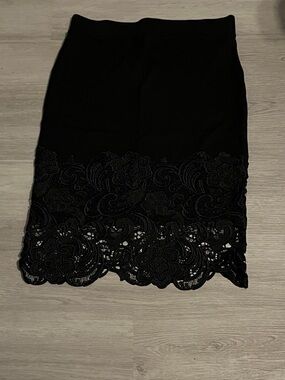 Black Lace-Hem Pencil Skirt — Women's Classic